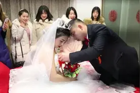 湖北一漂亮姑娘出嫁，新郎自亲佩戴胸花，新娘一定要幸福哦视频封面
