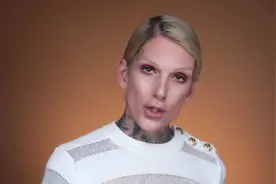 国外美妆博主JeffreeStar，KKW高光修容盘通过J姐考验，耶耶耶耶