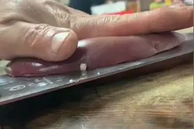 凤尾腰花：将猪腰撕去皮膜，片成两半，再片去腰臊，先用斜刀法将猪腰划成一字花刀，在45度角三刀一断，也可多刀断