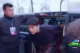 NINE PERCENT全员黑色西装，蔡徐坤亮片浮雕成亮点，不愧是C位！视频封面