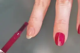 美甲教学：酒红色纯色美甲，显得手指头好娇嫩啊！