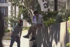 国外恶搞：小伙作死脱下路人的鞋子就跑，结果被狂追了几条街！视频封面