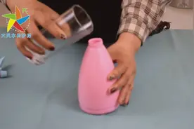 用小苏打和白醋自制马桶液，轻松去垢，成本还很低！视频封面