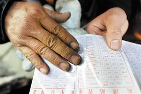 上水工动作重复上千遍 让每趟春运列车"喝饱水"图片