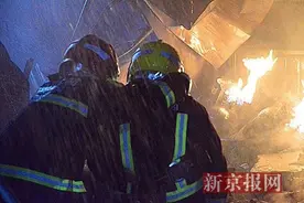 北京一蔬菜大棚起火 消防员火场抱出喷火煤气罐图片