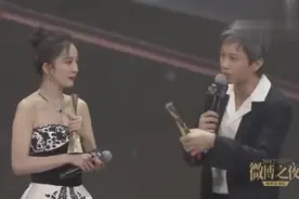 绅士邓超扶杨幂上台领奖，杨幂调侃到，明天咱俩肯定上热搜了视频封面