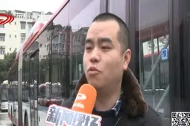 公交上又闹事！乘客大声喧哗不听劝，公交司机无奈报警视频封面