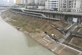 梧州桂江段的防洪堤，看上去起码有10米高