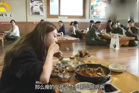 漂亮的姑娘大吃大喝，一旁顾客看傻了眼，连女士都忍不住拍照