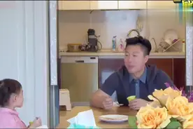 奥莉妈妈问李小鹏好看还是妈妈好看，奥莉的回答扎了妈妈的心！视频封面