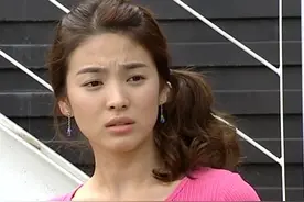 韩智恩和别的男人外出旅行，不料李英宰嘴硬不吃醋，竟气的锤沙发