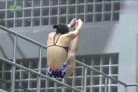 黑人女运动员跳水失误真大，慢动作回放看这水花更尴尬了！视频封面