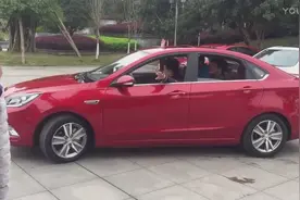 新逸动车主展示自动泊车 这个功能到底是不是个鸡肋