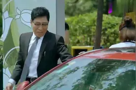 女儿穿短裙拍毕业照，封建老爸急忙阻止，不料女儿太机智了视频封面