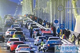 违规停车滞留观光致星海湾跨海大桥交通拥堵图片