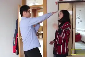 媳妇牙疼，丈夫把牙栓在绳子上帮她拔，没想却拔掉4颗好牙