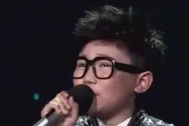 16岁男孩万宇豪唱《青青河边草》悠扬的歌声！