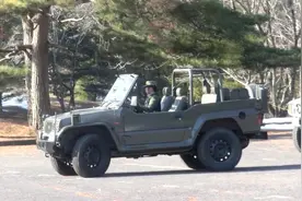 驾驶三菱帕杰罗军用版本