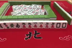 麻将：小妹七小对听牌，跟着打南风，不料太凑巧点炮下家七小对