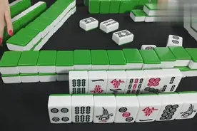 小伙这抓牌的套路很深，但是不认真码牌是什么鬼？天牌都胡不了视频封面