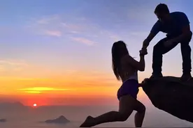 情侣用生命秀恩爱:800米悬崖上拍亲密照图片