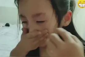相差10岁的兄妹，妹妹害怕哥哥把她丢下，竟哭成了这样，真可怜！