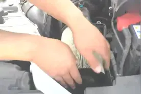 老司机手把手教你更换汽车空气滤芯，4S店再也坑不到你了！