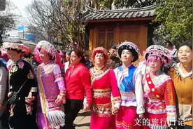 云南丽江古城，少数民族在一起跳舞，来看看都有哪些民族
