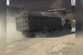 390马力的解放J6，牵引前四后八车厢焊接成的挂车，爬坡很给力！