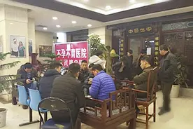 郑州一医院遭百人占领续：涉事公务员称报道失实，将起诉记者图片