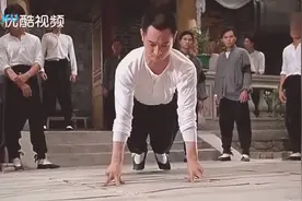 李连杰用3根手指做俯卧撑 同门师兄弟们都看懵了 师父都没教过啊视频封面