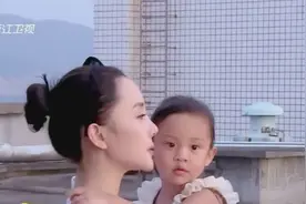 李小璐抱甜馨在屋顶一起看夕阳，给甜馨拍美照，画面真的很温馨