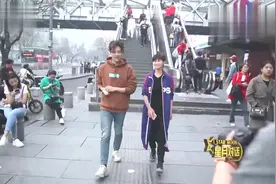 走在街上被粉丝认出来，徐海乔微笑回应：我经常会害羞失措视频封面