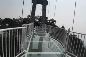勇闯蒙山景区高空“玻璃桥”，惊险刺激！