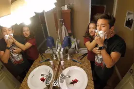 小伙假装吐血恶搞老妈 把妈妈吓得大哭！视频封面