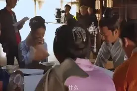 赵丽颖摔筷子幕后花絮：不念台词真吃一个小时，导演默默注视一切视频封面