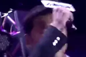 这位助阵明星一出场 主持人懵逼了拿话筒砸头 全场观众都笑翻了