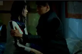 小伙雨中求美女原谅，美女答应了，见美女湿怕感冒，两人一起热身视频封面