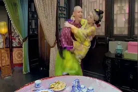 阿珂醉倒，韦小宝高兴坏了，偷偷地亲她的脸颊视频封面