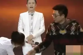 主持人王芳挑战王为念 清纯嗓音惊艳全场 爸妈惊喜现身全场落泪