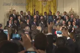 15年勇士夺冠访问白宫：大人物们都为勇士拍照！