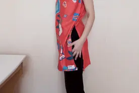 围巾不戴了不要扔，剪开改造成开叉背心，时尚漂亮又实用