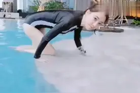 冯提莫从游泳池上岸，感觉身体很重，冯提莫：是海绵太重了吗？