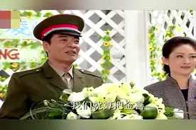 金喜再度大婚，姐妹上阵贺新婚！父亲穿军装出席，感动全场！