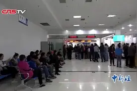 郑州现实版“跪式窗口”问题被火速整改视频封面