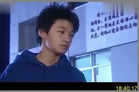 哥哥去接妹妹放学，妹妹迟迟没出来，进教室看到妹妹趴在桌子上视频封面