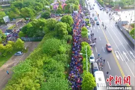 “湖南百公里”开拔 万人徒步穿行长株潭三市(图)图片