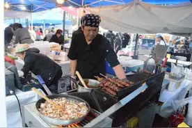 美国纽约皇后夜市开张 万人冒雨尝鲜(图)图片