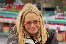 国外搞笑恶作剧：“偷吃”路人胡萝卜的小白兔，哈哈哈哈