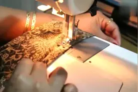 看手巧的阿姨是怎么把过时的围巾改造成时尚的长款马甲外套